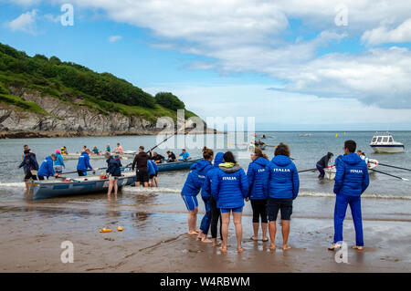 Celtic Longboat aviron à Aberporth Ceredigion, pays de Galles, Banque D'Images