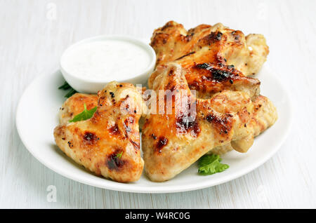 Ailes de poulet Buffalo on white plate, Close up Banque D'Images