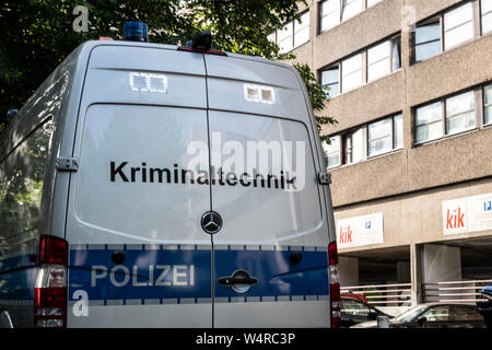 Berlin, Allemagne. Le 25 juillet, 2019. Une voiture de police forensics se place en avant d'un bâtiment résidentiel sur Burgemeisterstraße à Tempelhof. Il y a le soir avant (24.07.2019) le corps d'une femme a été trouvée. Un porte-parole de la police a déclaré jeudi matin qu'il y a suspicion d'un homicide. Crédit : Paul Zinken/dpa/Alamy Live News Banque D'Images