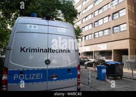 Berlin, Allemagne. Le 25 juillet, 2019. Une voiture de police forensics se place en avant d'un bâtiment résidentiel sur Burgemeisterstraße à Tempelhof. Il y a le soir avant (24.07.2019) le corps d'une femme a été trouvée. Un porte-parole de la police a déclaré jeudi matin qu'il y a suspicion d'un homicide. Crédit : Paul Zinken/dpa/Alamy Live News Banque D'Images