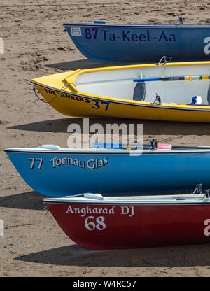 Celtic Longboat aviron à Aberporth Ceredigion, pays de Galles, Banque D'Images