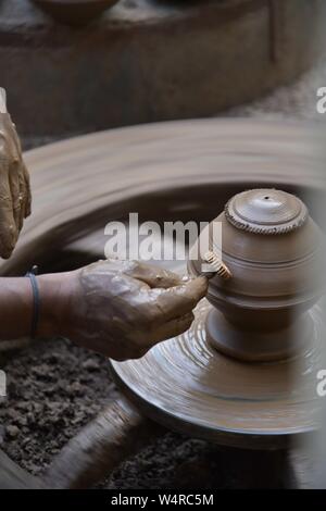 Pot d'argile traditionnelle indienne à faire de Hyderabad, Inde. Les pots sont composés d'argile puis brûlé sur le feu pour le produit final. Banque D'Images