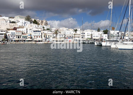 Naxos, Grèce - 11 juillet, 2109 ; Marina et port de la ville de Naxos, Grèce par jour nuageux Banque D'Images