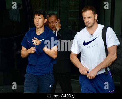 Joueur de football sud-coréen fils Heung-min, droite, de Tottenham Hotspur F.C. de Premier League sort d'un hôtel à Shanghai, Chine, le 24 juillet 2019. Banque D'Images