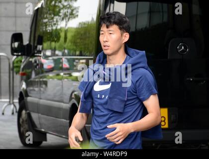 Joueur de football sud-coréen fils Heung-min de Tottenham Hotspur F.C. de Premier League sort d'un hôtel à Shanghai, Chine, le 24 juillet 2019. Banque D'Images
