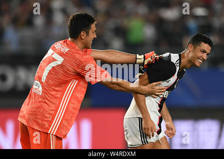 Joueur de football portugais Cristiano Ronaldo, droite, de la Juventus F.C. célèbre avec Gianluigi Buffon après avoir marqué contre l'Inter Milan lors de la Coupe des Champions 2019 Tournoi de football international dans la ville de Nanjing, Jiangsu province de Chine orientale, le 24 juillet 2019. La Juventus a battu son rival l'Inter Milan grâce à une série de tirs d'aller 5-4 sur l'ensemble de la Coupe des Champions internationaux ici mercredi après qu'ils ont joué un match nul 1-1 en temps régulier. Banque D'Images