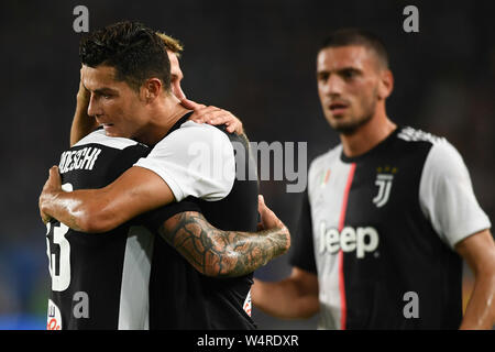 Joueur de football portugais Cristiano Ronaldo, droite, de la Juventus F.C. célèbre avec Federico Bernardeschi après avoir marqué contre l'Inter Milan lors de la Coupe des Champions 2019 Tournoi de football international dans la ville de Nanjing, Jiangsu province de Chine orientale, le 24 juillet 2019. La Juventus a battu son rival l'Inter Milan grâce à une série de tirs d'aller 5-4 sur l'ensemble de la Coupe des Champions internationaux ici mercredi après qu'ils ont joué un match nul 1-1 en temps régulier. Banque D'Images