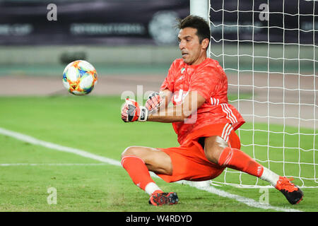 Gianluigi Buffon de la Juventus F.C. renvoie un projectile à l'Inter Milan lors de la Coupe des Champions 2019 Tournoi de football international dans la ville de Nanjing, Jiangsu province de Chine orientale, le 24 juillet 2019. La Juventus a battu son rival l'Inter Milan grâce à une série de tirs d'aller 5-4 sur l'ensemble de la Coupe des Champions internationaux ici mercredi après qu'ils ont joué un match nul 1-1 en temps régulier. Banque D'Images