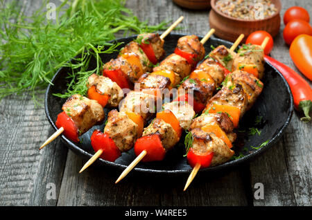 Brochette de poulet avec les légumes dans une poêle, Close up Banque D'Images