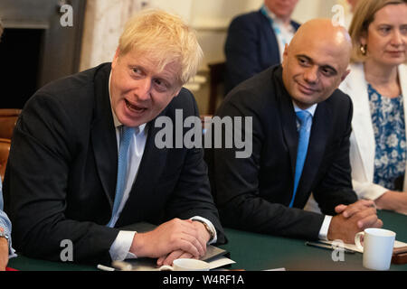 Sajid Javid (centre) et de l'Ambre avec le premier ministre Rudd Boris Johnson comme il tient sa première réunion du Cabinet à Downing Street à Londres. Banque D'Images