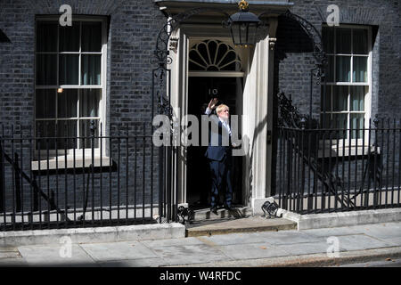 (190725) -- BEIJING, 25 juillet 2019 (Xinhua) -- le nouveau premier ministre Boris Johnson pose à l'extérieur de 10 Downing Street après son discours à Londres, Angleterre le 24 juillet 2019. Le nouveau chef du parti conservateur, Boris Johnson a pris ses fonctions en tant que le premier ministre britannique le mercredi au milieu de l'augmentation des incertitudes du Brexit. (Photo par Alberto Pezzali/Xinhua) Banque D'Images