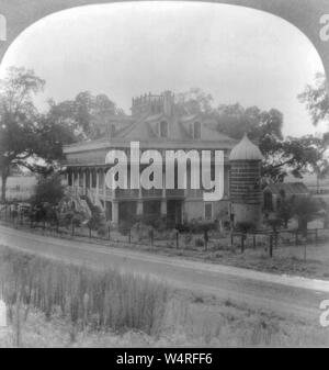 San Francisco plantation house et les terres environnantes. Une vieille maison du sud en 1935. San Francisco Plantation House est une maison de plantation historique à 2646 Louisiana Highway 44 à Garyville, Paroisse Saint-Jean-Baptiste, en Louisiane. Construit en 1849-1850, il est l'un des plus caractéristique de l'architecture des maisons de plantation dans le sud américain. Il a été déclaré monument historique national en 1974. Il est maintenant un musée et centre de l'événement. Banque D'Images