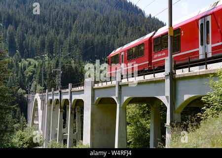 Langwies, GR / Suisse - 24. Juillet, 2015 : le chemin de fer rhétique traverse la Langwies viaduc sur un canyon profond sur la ligne Coire - Arosa Banque D'Images