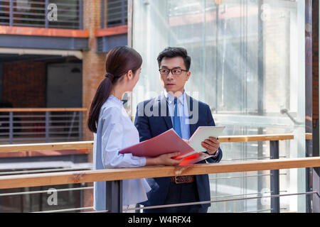 Gestionnaire de projet parler à employé, Beijing, Chine Banque D'Images
