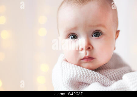 Portrait d'offres adorable baby girl wearing sweater Banque D'Images