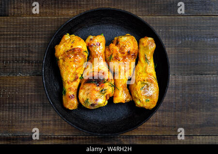 Pilons de poulet grillés dans une poêle, vue du dessus Banque D'Images