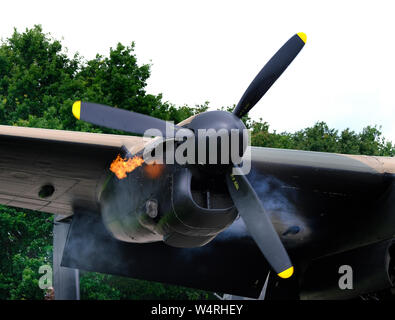 Avro Lancaster, 'Jane' juste à l'Est de l'aérodrome de Kirby va faire pour soutenir le taxi Les frais de rénovation. Banque D'Images