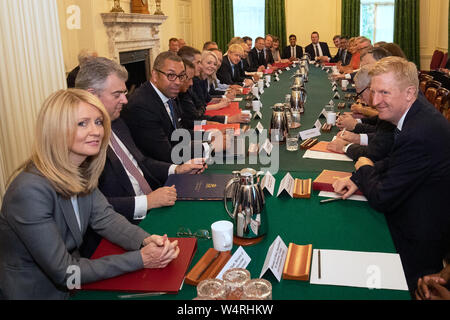 (Autour de la table en bas à gauche) Esther McVey, James habilement, Alun Cairns, Gavin Williamson, Liz Truss, Sir Mark Sedwill, Premier ministre Boris Johnson, Sajid Javid, Ambre Rudd, Robert Jenrick, Alister Jack, Nicky Morgan et Rishi Sunak, Mark Spencer, Jacob Rees Mogg, Alok Sharma, Baroness Evans, Andrea Leadsom, Stephen Barclay, Michael Gove,caché, masqué, Julian Smith, Geoffrey Cox et Oliver Dowden, en tant que premier ministre Boris Johnson tient sa première réunion du Cabinet à Downing Street à Londres. Banque D'Images