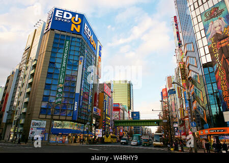 Rue commerçante et gratte-ciel avec des publicités, Akihabara, Tokyo, Japon Banque D'Images