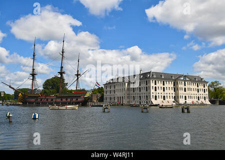 Navire d'Amsterdam et le National Maritime Museum, Amsterdam, Pays-Bas Banque D'Images