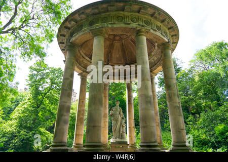 Statue d'Hygie (,Hygieia) la déesse grecque de la santé à St Bernards bien sur l'eau de Leith, à Édimbourg, Écosse, Royaume-Uni Banque D'Images