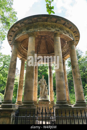 Statue d'Hygie (,Hygieia) la déesse grecque de la santé à St Bernards bien sur l'eau de Leith, à Édimbourg, Écosse, Royaume-Uni Banque D'Images