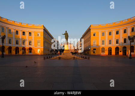 L'Ukraine, Odessa, Primorsky Boulevard, 13 juin 2019. Statue du duc de Richelieu en haut de l'Escalier de Potemkine à l'aube. Banque D'Images