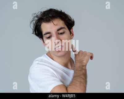 Close up portrait of young caucasian male au visage en colère. À pissé et contrarié . Isolé sur fond neutre. Dans les gens et du visage expre Banque D'Images