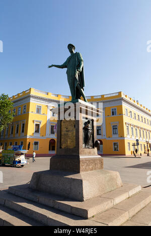 L'Ukraine, Odessa, Primorsky Boulevard, 12 juin 2019. Statue du duc de Richelieu en haut de l'Escalier de Potemkine. Banque D'Images