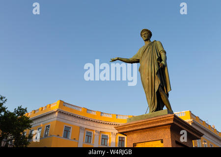 L'Ukraine, Odessa, Primorsky Boulevard, 13 juin 2019. Statue du duc de Richelieu en haut de l'Escalier de Potemkine à l'aube. Banque D'Images