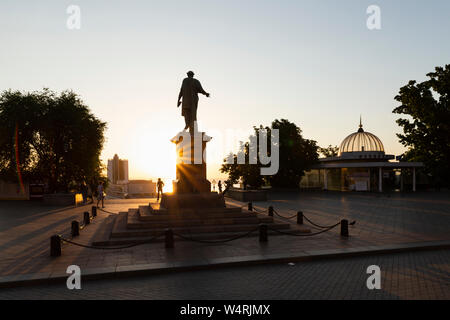 L'Ukraine, Odessa, Primorsky Boulevard, 13 juin 2019. Statue du duc de Richelieu en haut de l'Escalier de Potemkine à l'aube. Banque D'Images