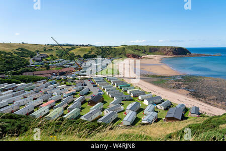 Avis de Pease Bay Parc de loisirs et de la plage sur la côte le Berwickshire, Ecosse, Royaume-Uni. Banque D'Images