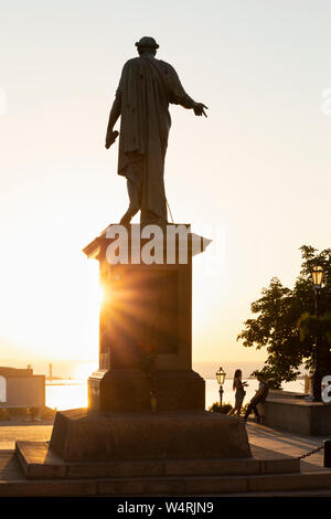 L'Ukraine, Odessa, Primorsky Boulevard, 13 juin 2019. Statue du duc de Richelieu en haut de l'Escalier de Potemkine à l'aube. Banque D'Images