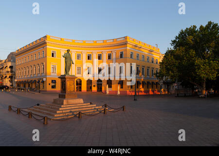 L'Ukraine, Odessa, Primorsky Boulevard, 13 juin 2019. Statue du duc de Richelieu en haut de l'Escalier de Potemkine à l'aube. Banque D'Images