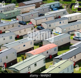 Avis de beaucoup de statique accueil caravanes à Pease Bay Parc de loisirs sur la côte le Berwickshire, Écosse, Royaume-Uni. Banque D'Images