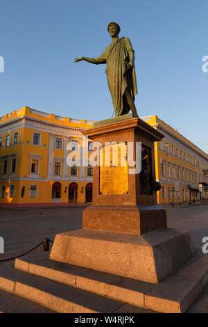 L'Ukraine, Odessa, Primorsky Boulevard, 13 juin 2019. Statue du duc de Richelieu en haut de l'Escalier de Potemkine à l'aube. Banque D'Images