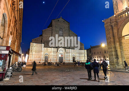 La Piazza Maggiore, au crépuscule, Bologna, Emilia-Romagna, Italie Banque D'Images