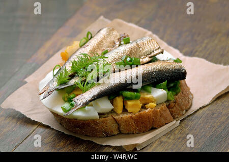 Sandwich avec anchois, l'oeuf et l'oignon vert, Close up Banque D'Images