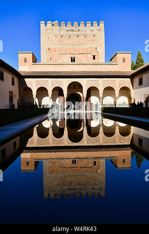 Étang dans la cour de l'Alhambra, Grenade, Andalousie, Espagne Banque D'Images