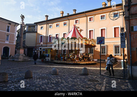 Carrousel coloré avec des chevaux sur la place de la vieille ville, Ravenne, Émilie-Romagne, Italie Banque D'Images