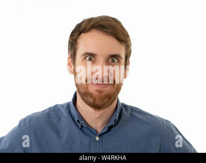 Portrait de jeune homme attrayant drôle avec heureux et surpris face à pointer et à excité à quelque chose de choquant et bon. Les émotions humaines, faci Banque D'Images