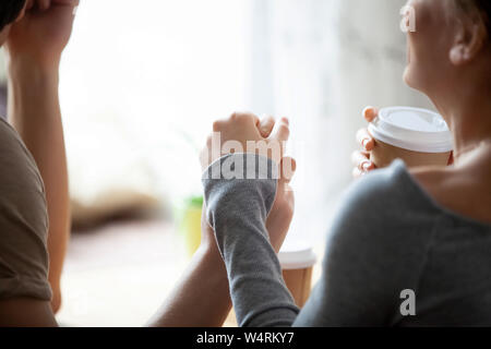 Close up young caucasian man holding hand femme bien-aimée. Banque D'Images