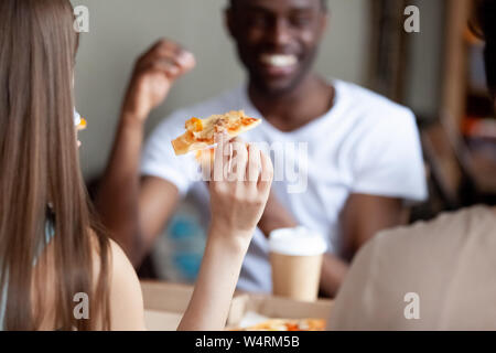 Portrait jeune femme part avec tranche de pizza. Banque D'Images