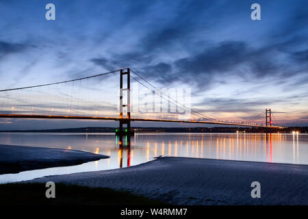 Barton-upon-Humber, Nord du Lincolnshire, au Royaume-Uni. 24 juillet 2019. Météo France : crépuscule à l'Humber Bridge après l'un des jours les plus chauds de l'année. Barton-upon-Humber, Nord du Lincolnshire, au Royaume-Uni. 24 juillet 2019. Credit : LEE BEEL/Alamy Live News Banque D'Images