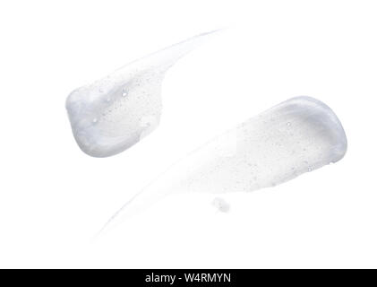 Les frottis blanc perlé et la texture de la crème pour le visage ou la peinture acrylique isolé sur fond blanc Banque D'Images