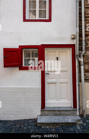 Porte d'entrée blanche avec cadre rouge Banque D'Images