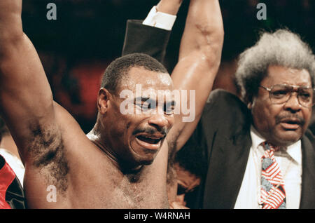 Lennox Lewis vs Oliver McCall, bec 'dont le moment de gloire', était un match de boxe WBC attaquée Heavyweight Championship.McCall a gagné par TKO au deuxième tour pour devenir Heavyweight Champion WBC. 24 Septembre 1994 Banque D'Images