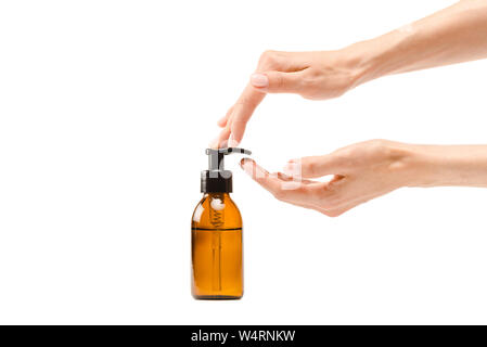 Portrait de femme lotion pour le corps à partir de pompage pompe flacon isolated on white Banque D'Images