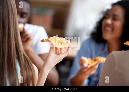 Close up image of young woman holding Tranche de pizza. Banque D'Images