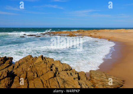 Plage d'Umzumbe à KwaZulu-Natal, Afrique du Sud - Station balnéaire dans l'océan Indien Banque D'Images